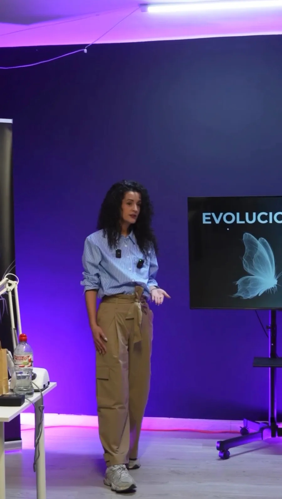 Formadora de Evoluciona impartiendo la masterclass junto a la pantalla del evento